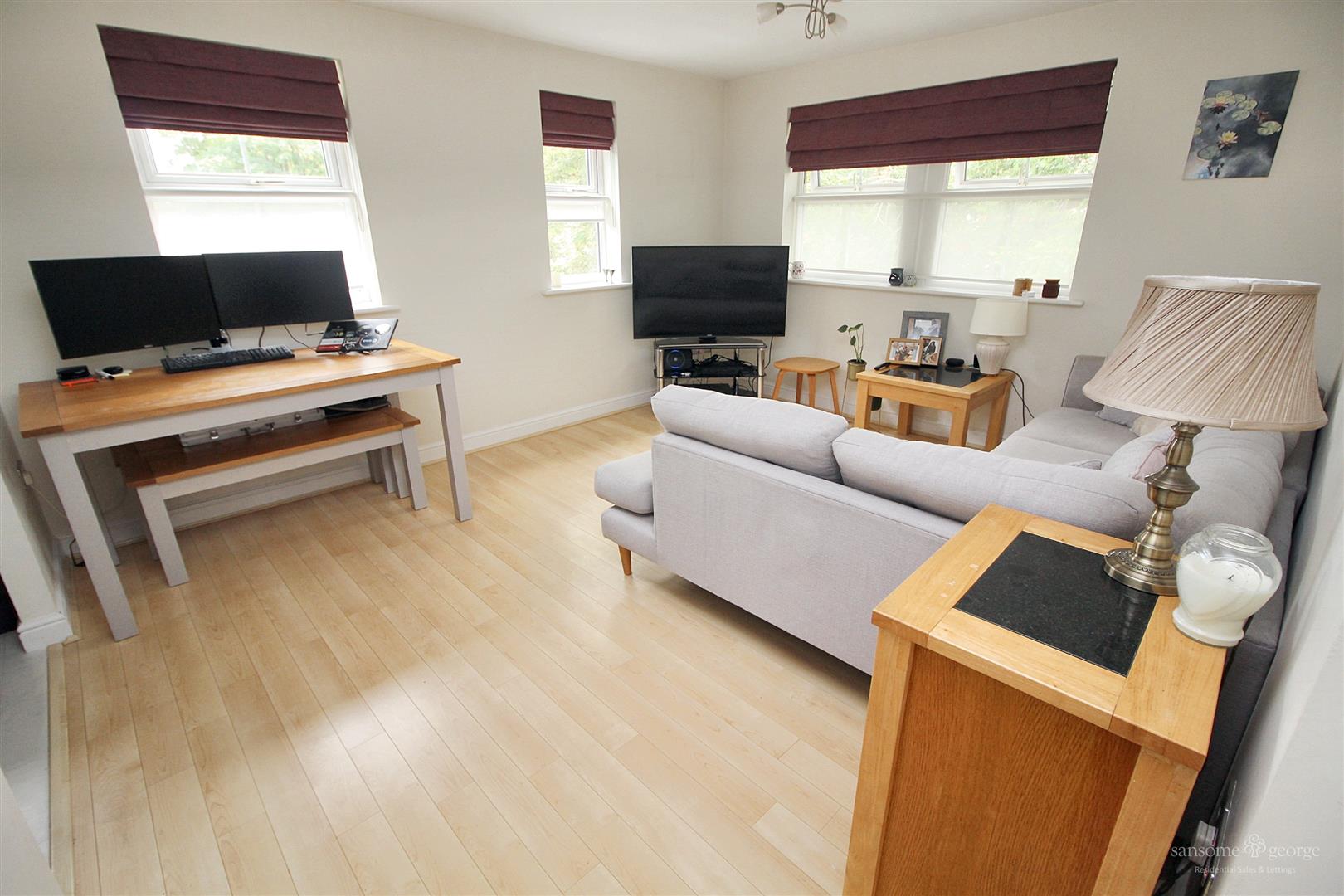2 bed property in Pryor Close, Reading